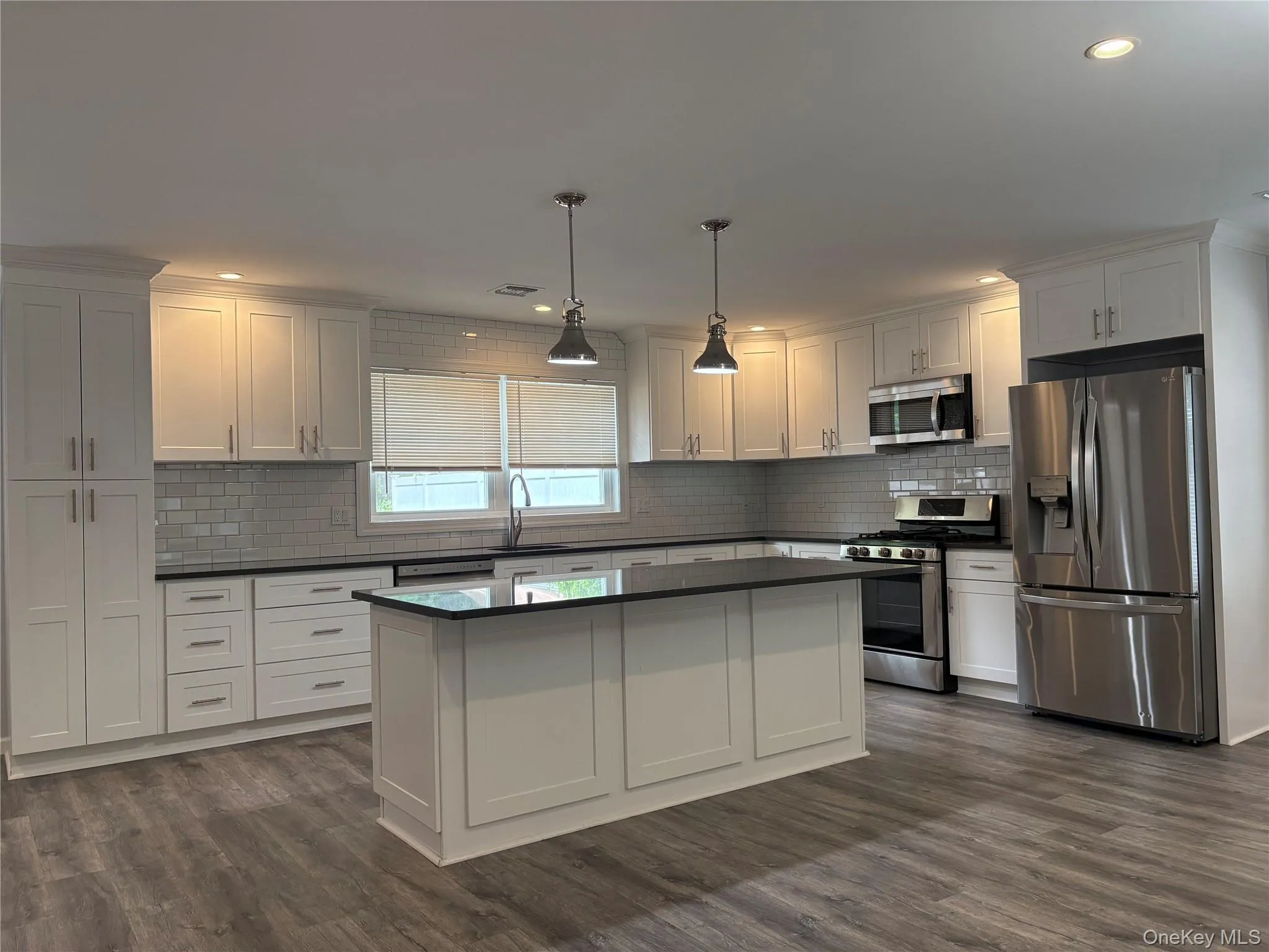 17B Dunes Lane, North Hempstead, NY, 3 Bedrooms Bedrooms, 6 Rooms Rooms,2 BathroomsBathrooms,Residential Lease,For Rent,Dunes,0,1024877 17B Dunes Lane, North Hempstead, NY, 3 Bedrooms Bedrooms, 6 Rooms Rooms,2 BathroomsBathrooms,Residential Lease,For Rent,Dunes,0,1024877