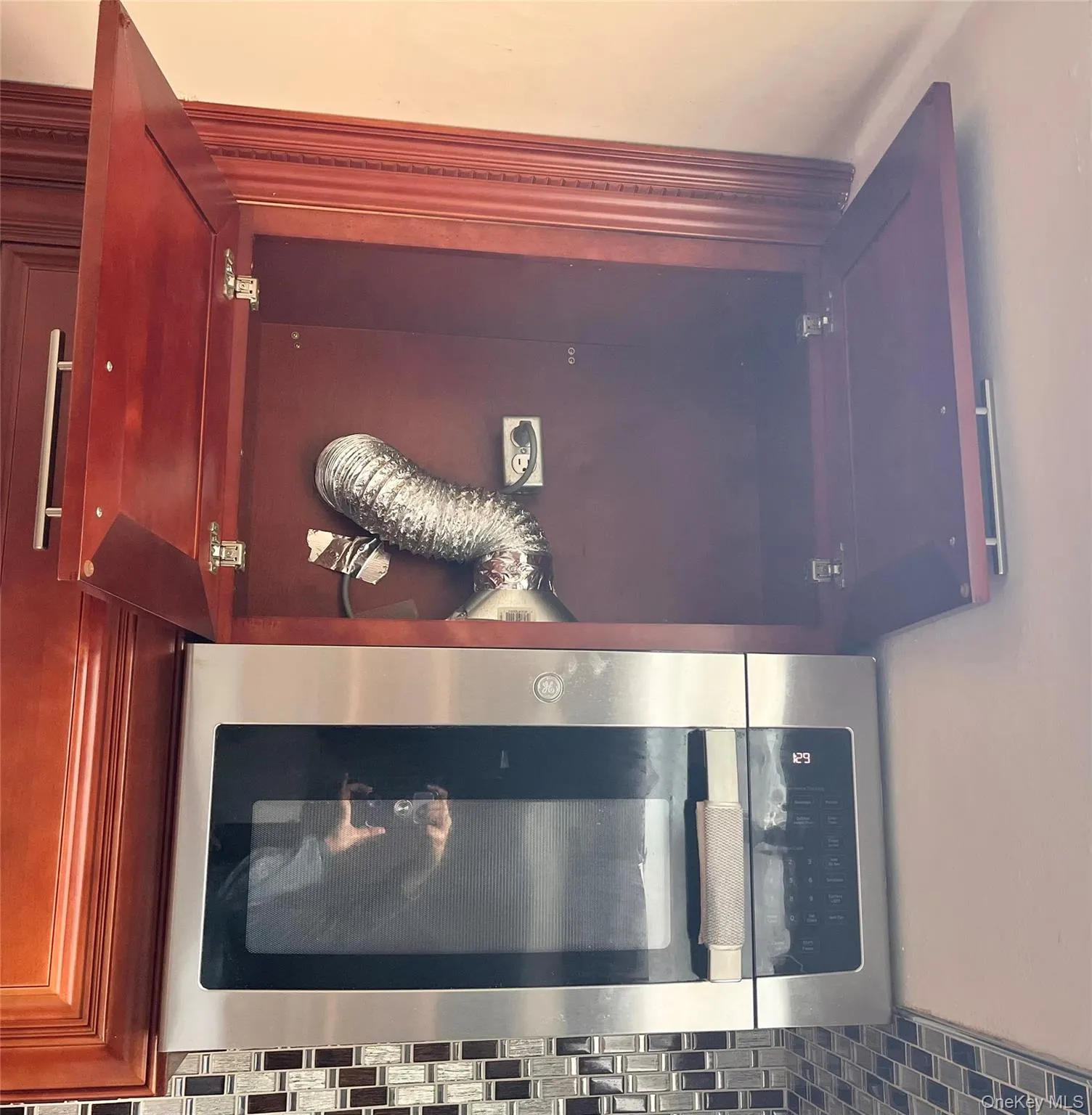 Stainless steel Microwave with exhaust. Stainless steel Microwave with exhaust.