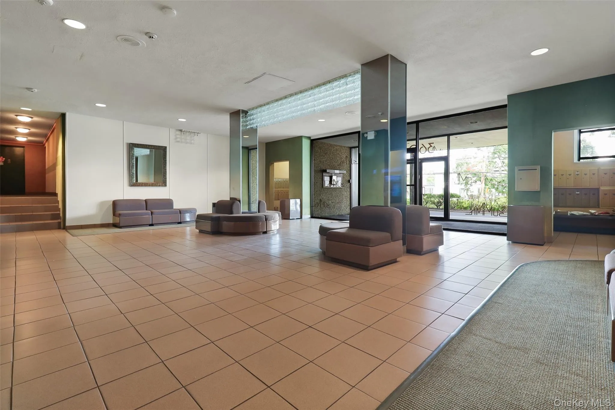 Spacious lobby with mailroom Spacious lobby with mailroom