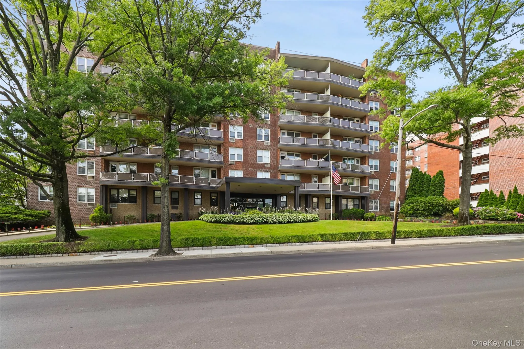 Close to Metro North, major highways, shopping, restaurants and more Close to Metro North, major highways, shopping, restaurants and more