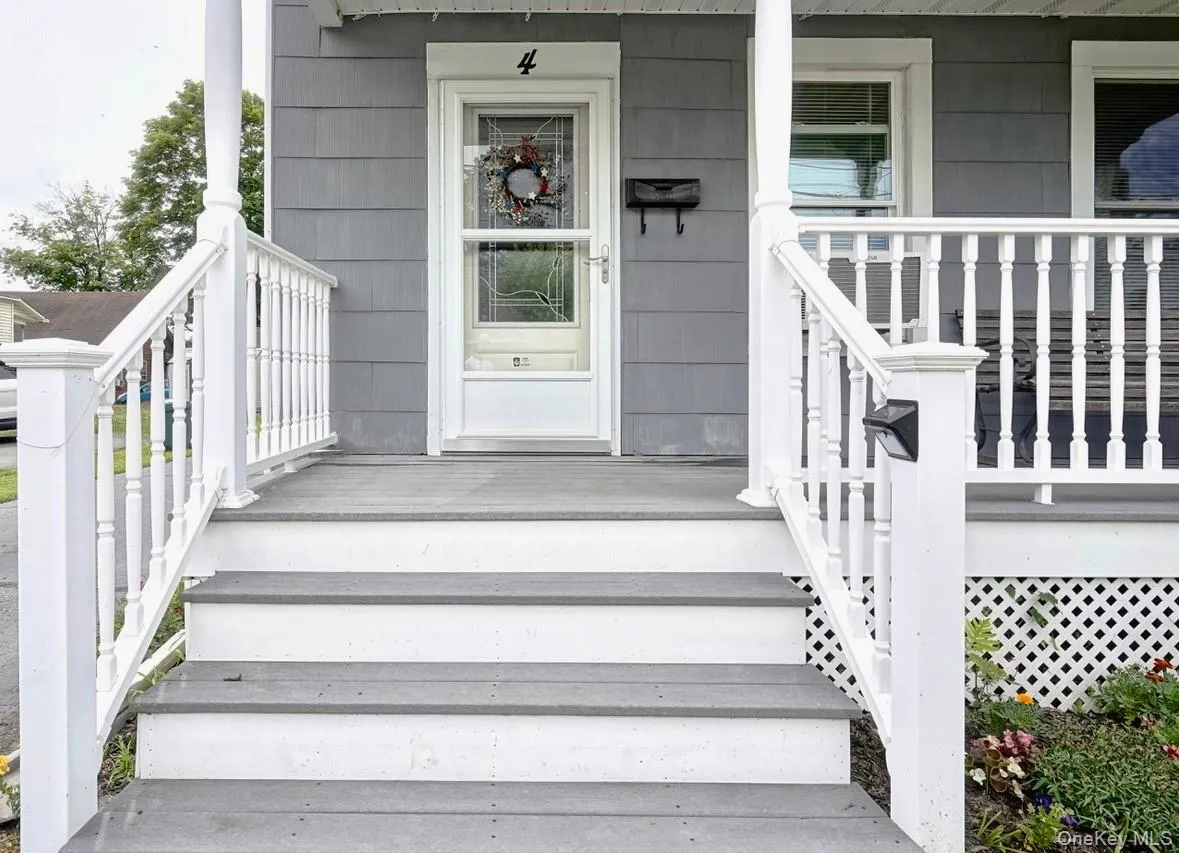Welcoming Front porch - front door Welcoming Front porch - front door