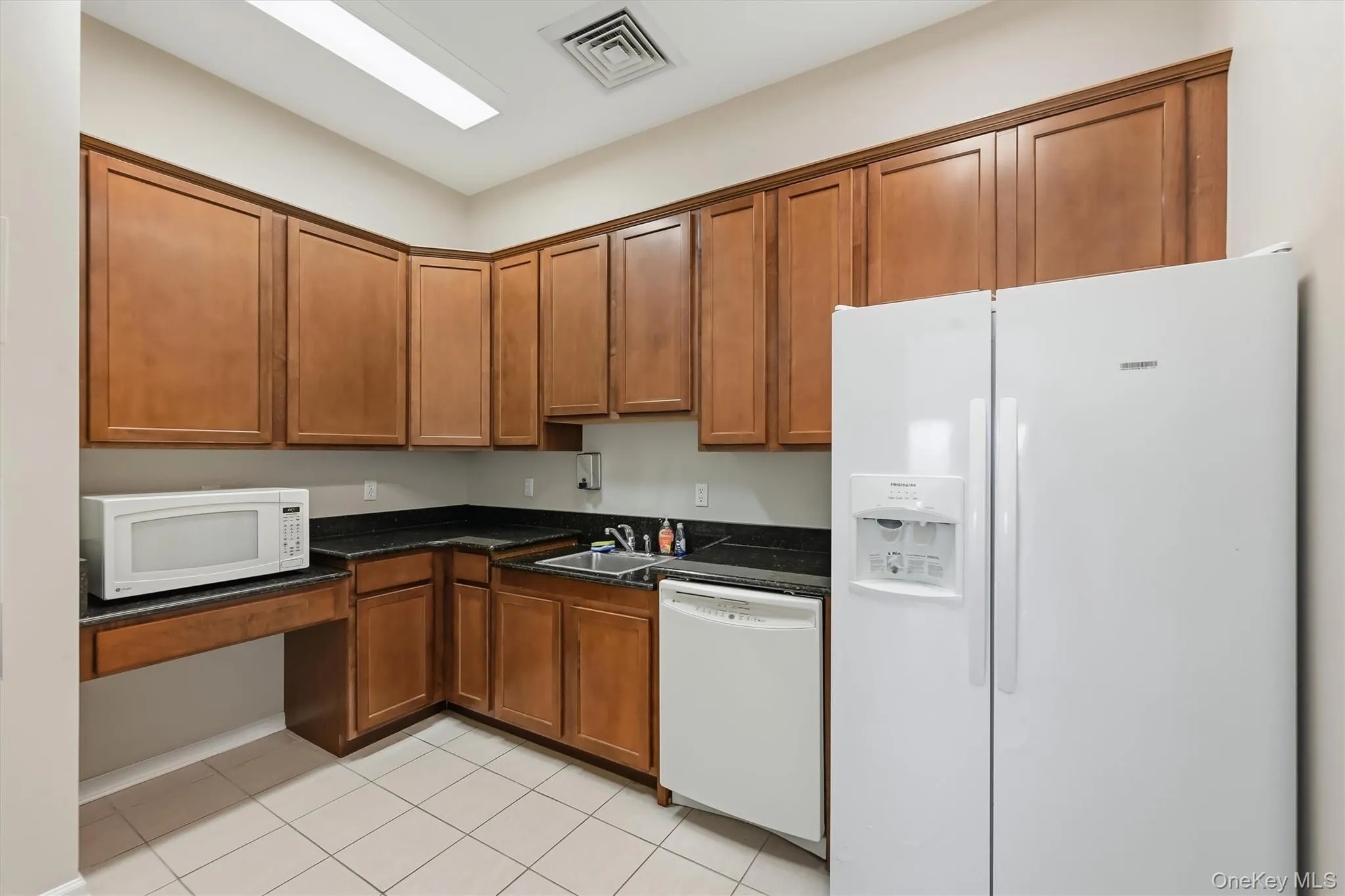 There is a full kitchen in the club house. There is a full kitchen in the club house.