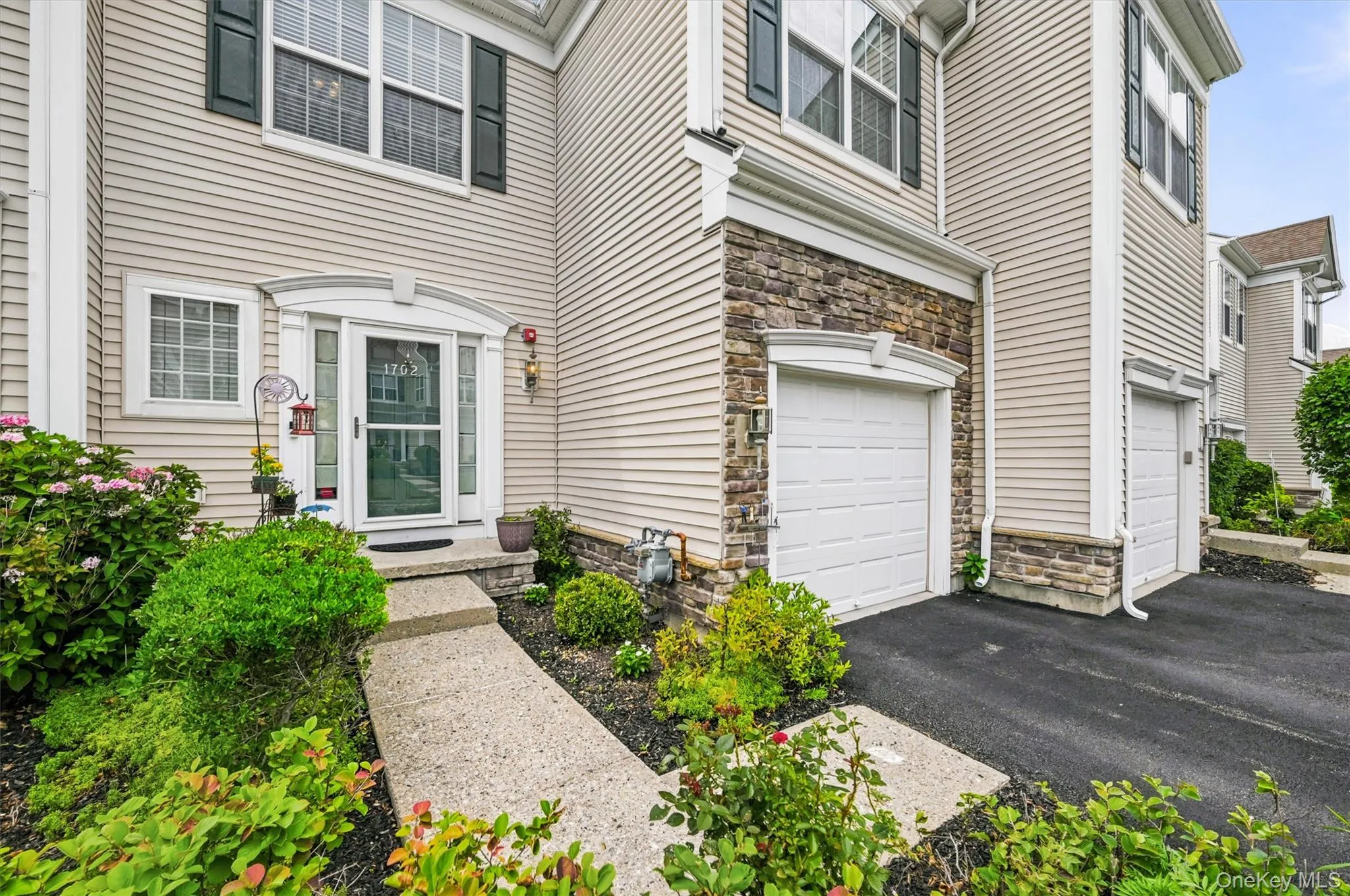 I love the stone trim around the one car attached garage. I love the stone trim around the one car attached garage.