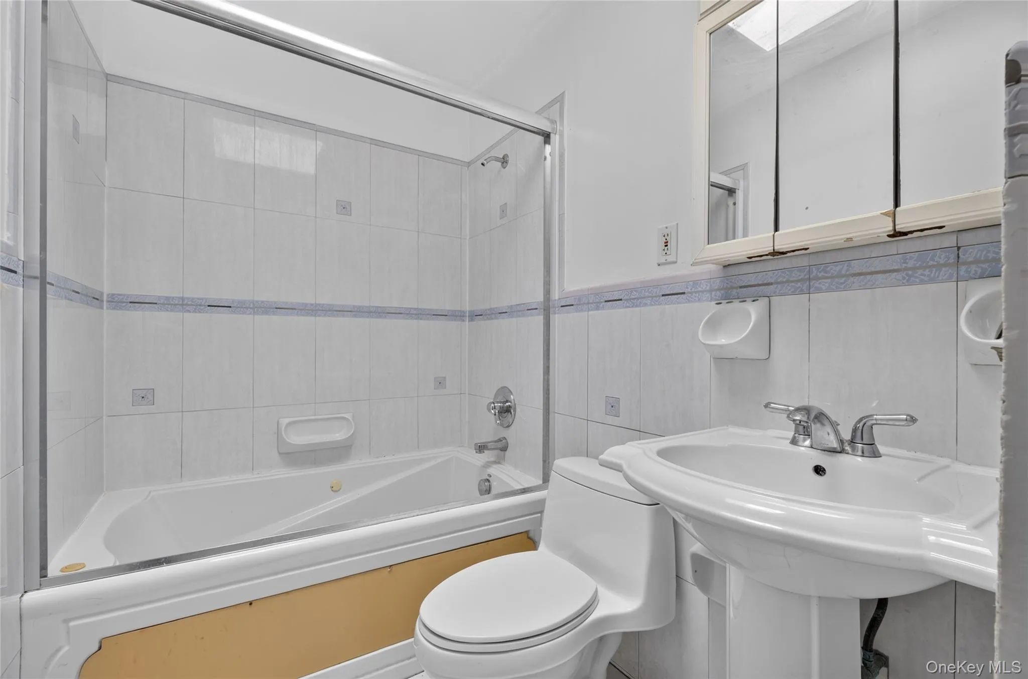 202-37 46th Avenue, New York, NY, 3 Bedrooms Bedrooms, 6 Rooms Rooms,2 BathroomsBathrooms,Residential,For Rent,46th,0,1024931 202-37 46th Avenue, New York, NY, 3 Bedrooms Bedrooms, 6 Rooms Rooms,2 BathroomsBathrooms,Residential,For Rent,46th,0,1024931