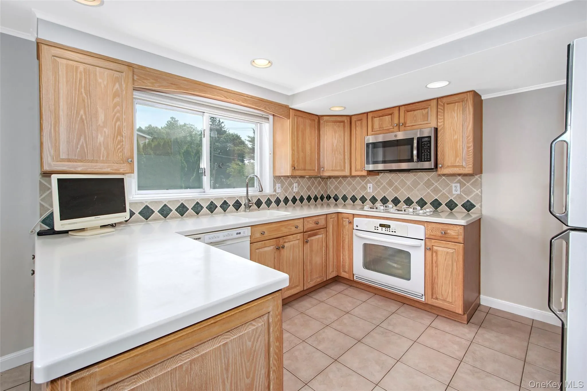 Plenty of storage and counter space Plenty of storage and counter space