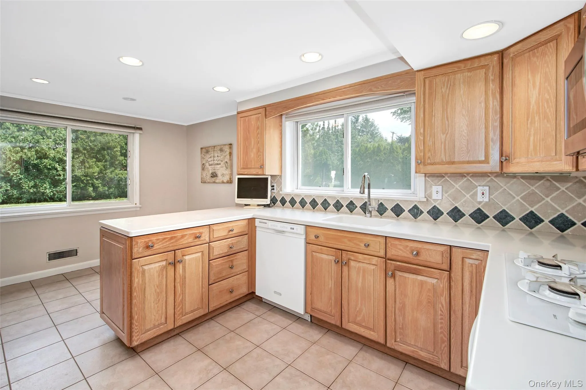 Plenty of storage and counter space Plenty of storage and counter space