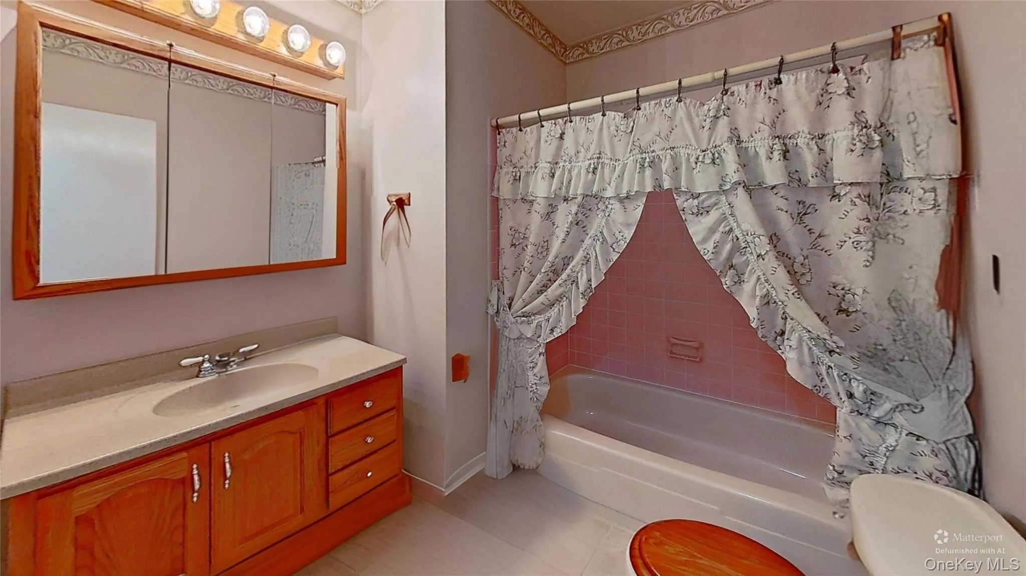 The hallway main bathroom! The hallway main bathroom!
