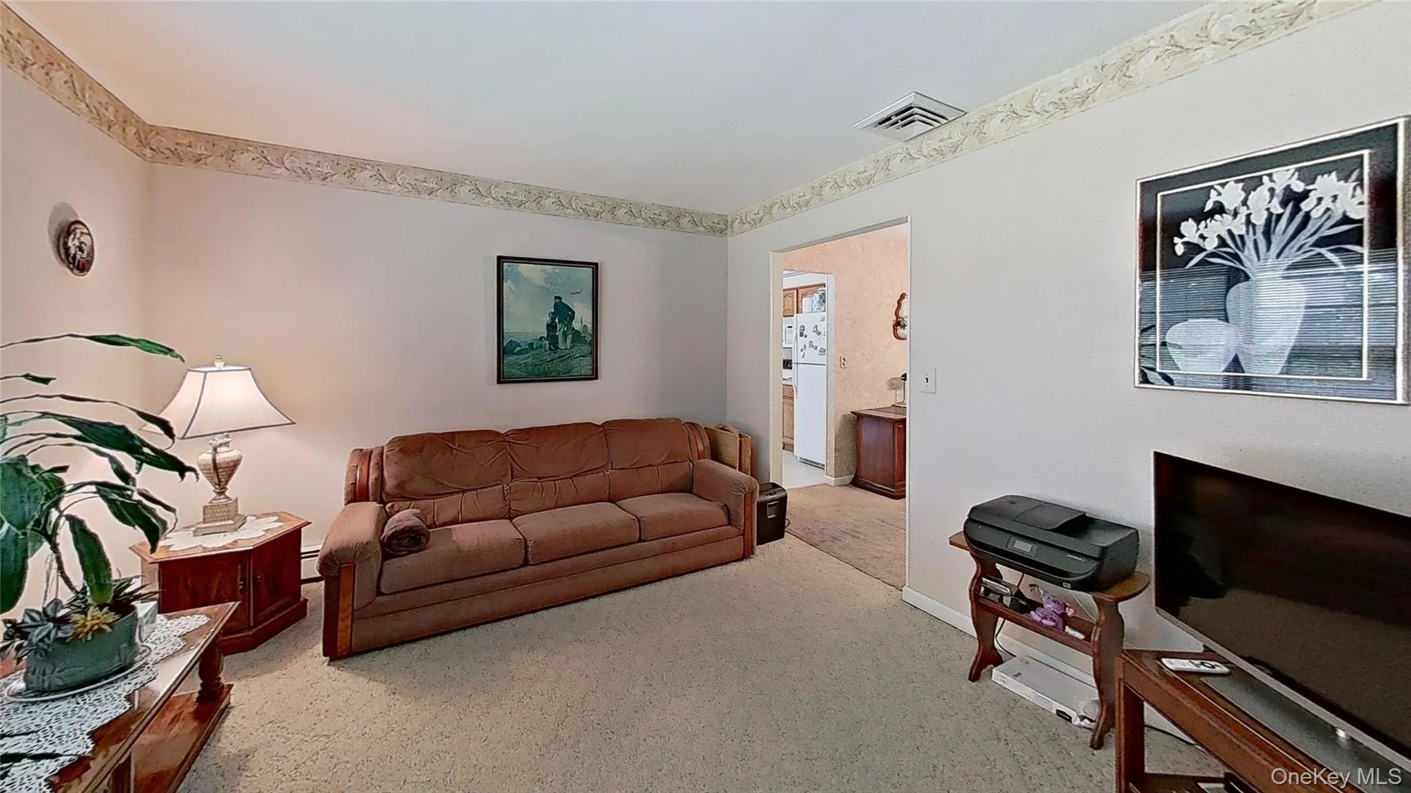 A cozy room with space for many. A cozy room with space for many.