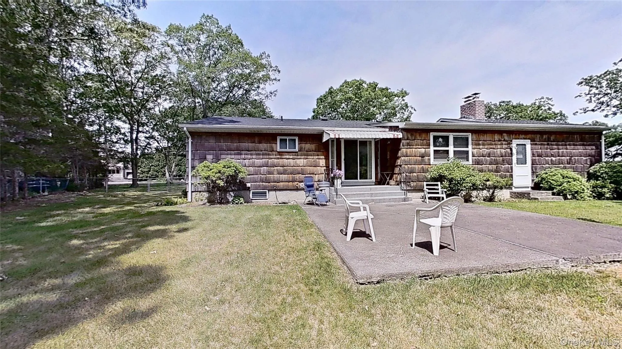 a BIG entertaining patio! a BIG entertaining patio!