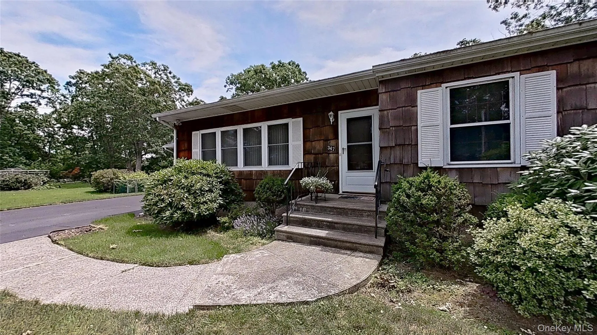 Big driveway leads to a welcoming front porch! Big driveway leads to a welcoming front porch!