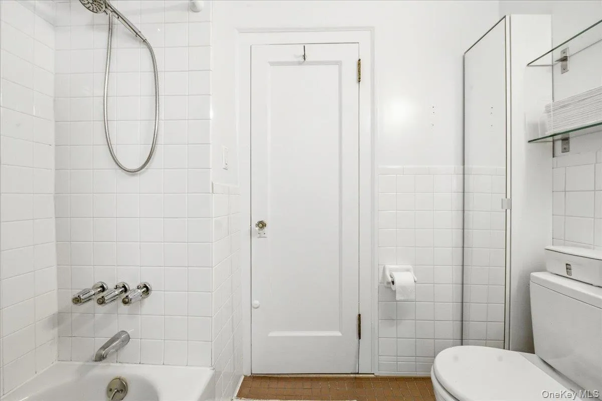 37-28 80th Street, New York, NY, 2 Bedrooms Bedrooms, 5 Rooms Rooms,1 BathroomBathrooms,Residential,For Rent,80th,0,1024983 37-28 80th Street, New York, NY, 2 Bedrooms Bedrooms, 5 Rooms Rooms,1 BathroomBathrooms,Residential,For Rent,80th,0,1024983