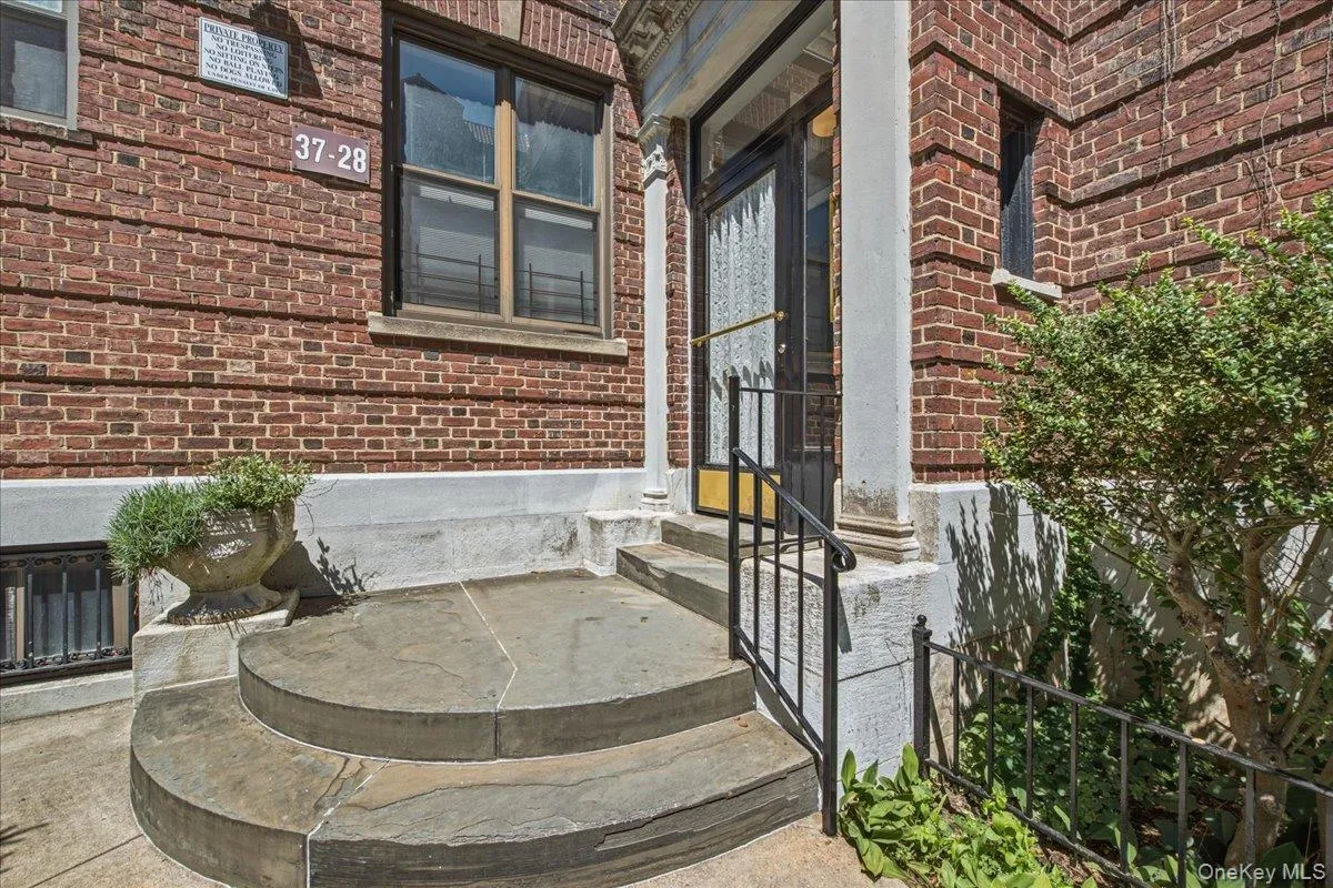 37-28 80th Street, New York, NY, 2 Bedrooms Bedrooms, 5 Rooms Rooms,1 BathroomBathrooms,Residential,For Rent,80th,0,1024983 37-28 80th Street, New York, NY, 2 Bedrooms Bedrooms, 5 Rooms Rooms,1 BathroomBathrooms,Residential,For Rent,80th,0,1024983