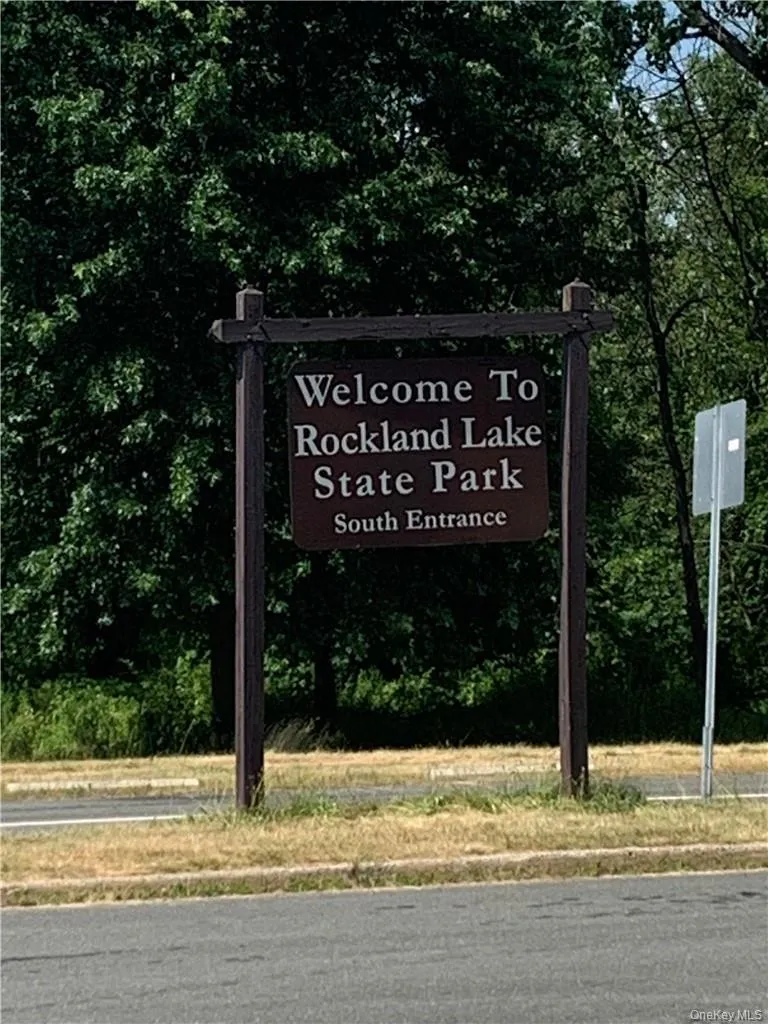 walk to Rockland Lake State Park (S entrance) walk to Rockland Lake State Park (S entrance)