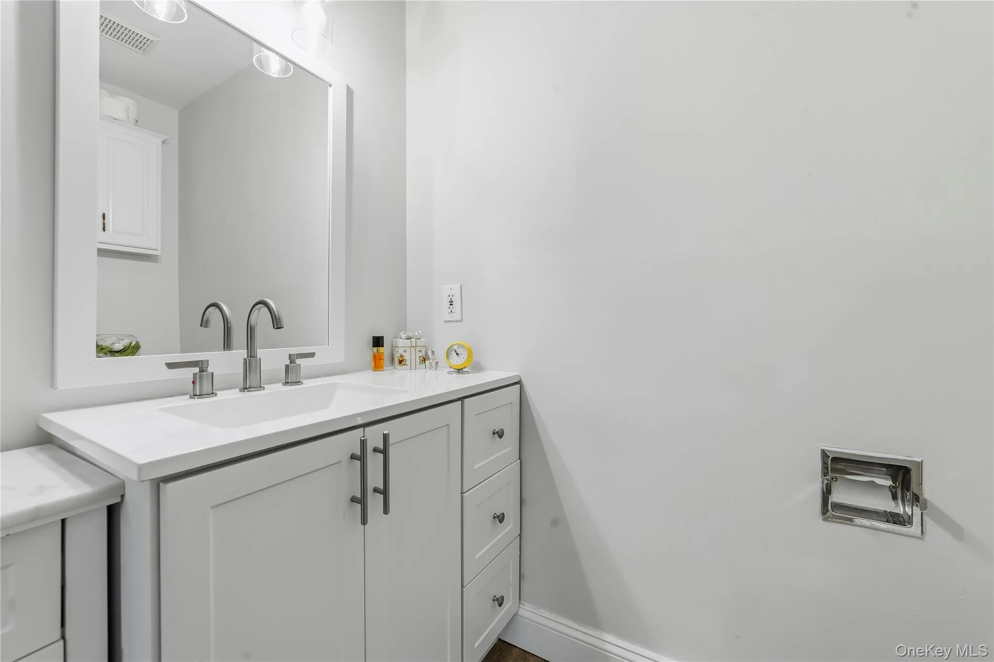 Custom Contemporary vanity and fixtures for a sleek and current style. Custom Contemporary vanity and fixtures for a sleek and current style.