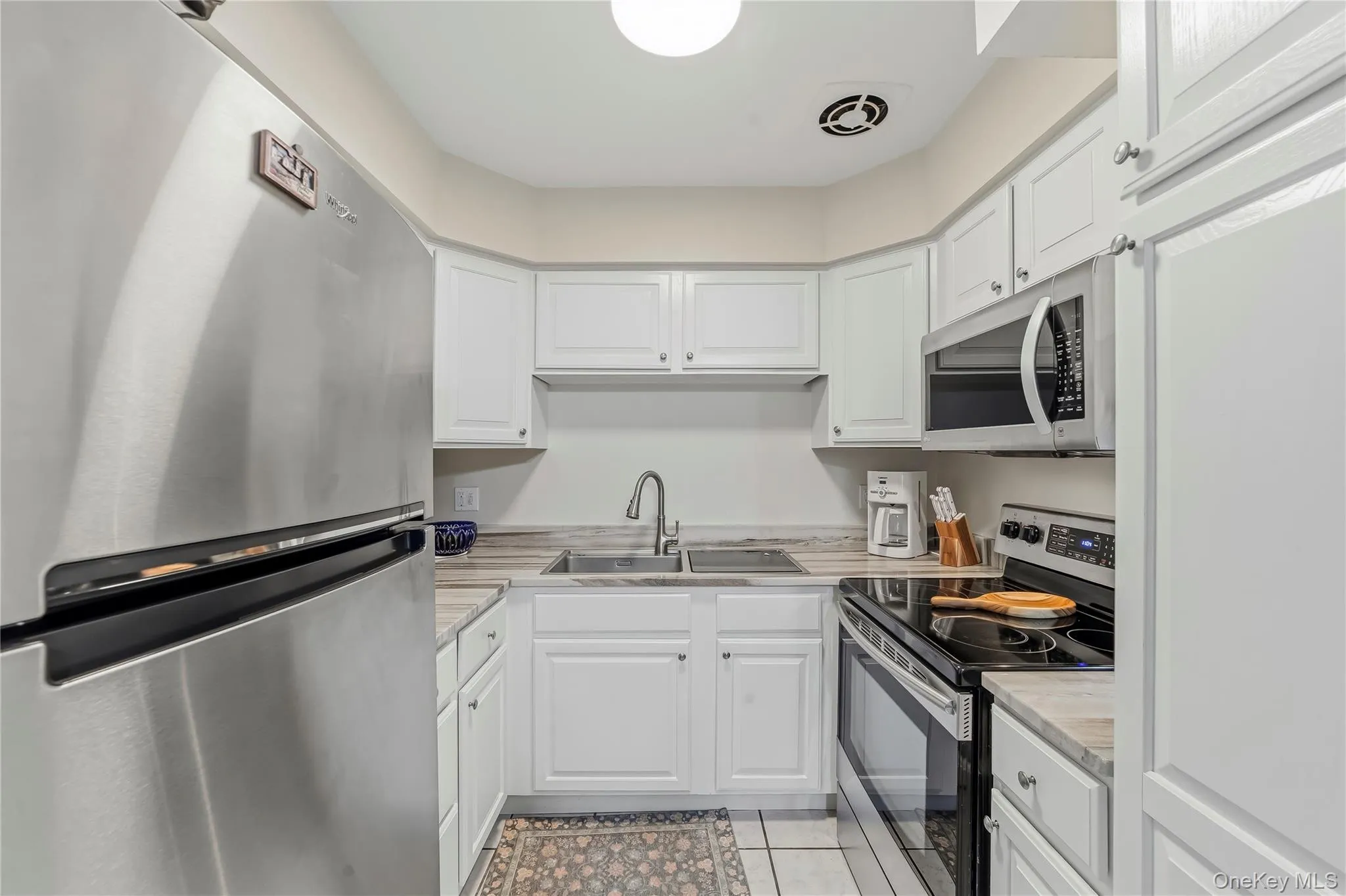 Like new all Stainless appliances, with all the modern features and fixtures. Like new all Stainless appliances, with all the modern features and fixtures.
