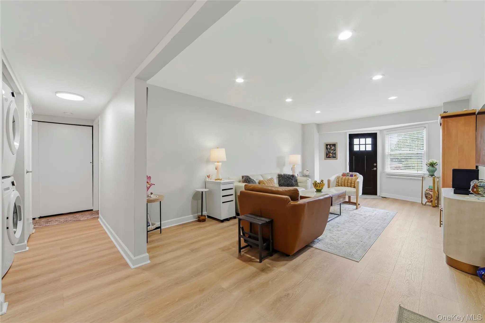 A stunning entryway into this meticulously kept condo. A stunning entryway into this meticulously kept condo.