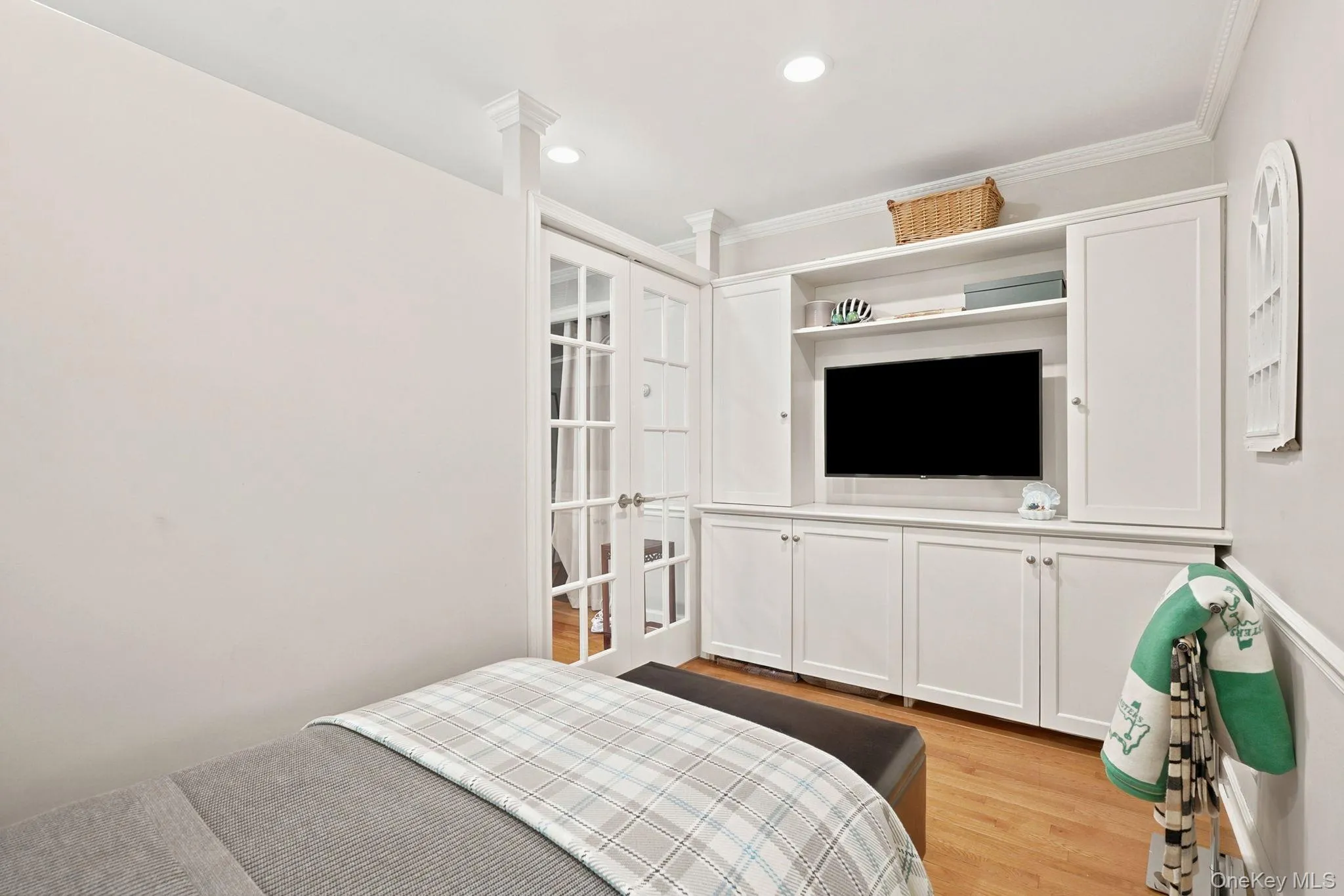 Plenty of built-in storage in the sleeping alcove. Plenty of built-in storage in the sleeping alcove.