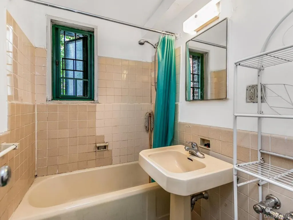 1725 Purdy Street, New York, NY, 1 Bedroom Bedrooms, 4 Rooms Rooms,1 BathroomBathrooms,Residential,For Rent,Purdy,0,1025024 1725 Purdy Street, New York, NY, 1 Bedroom Bedrooms, 4 Rooms Rooms,1 BathroomBathrooms,Residential,For Rent,Purdy,0,1025024