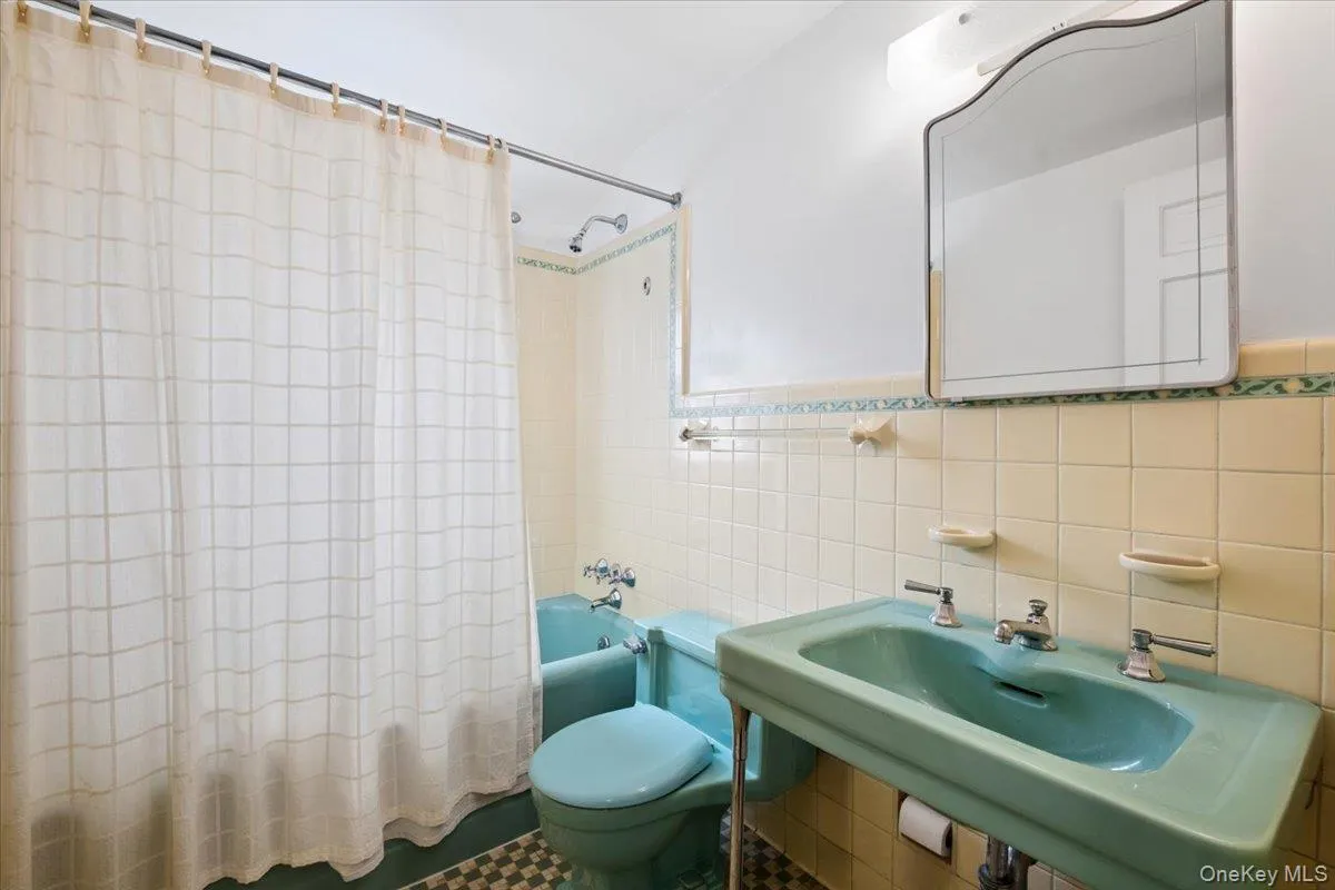 Beautifully Crafted Vintage Bathroom Beautifully Crafted Vintage Bathroom