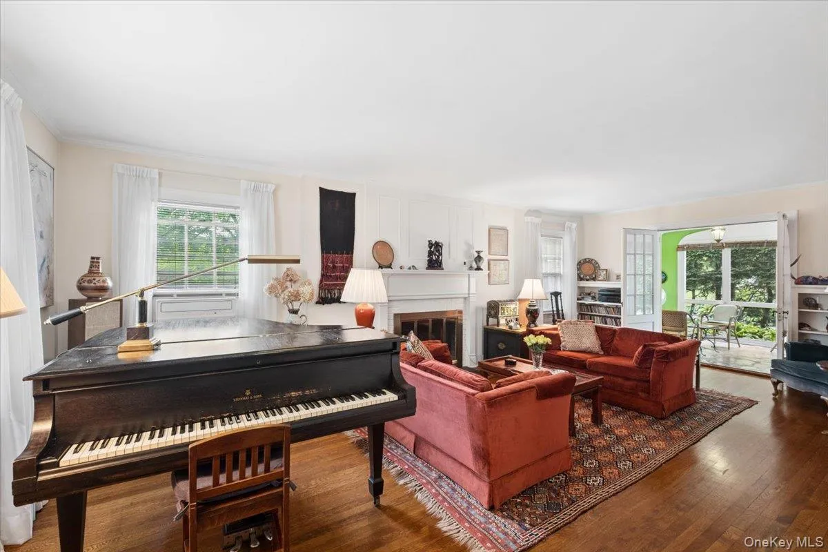 Spacious Livingroom with Multiple, East, West, and South orientation. Flows through to Screen Porch Spacious Livingroom with Multiple, East, West, and South orientation. Flows through to Screen Porch