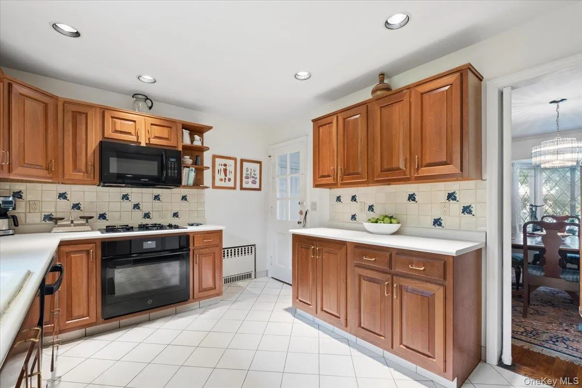 Abundant Counter and Cabinet Spaces Abundant Counter and Cabinet Spaces