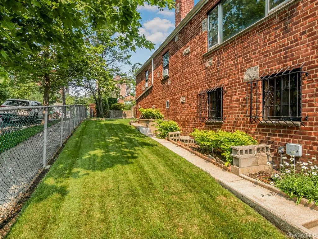 6003 Tyndall Avenue, New York, NY, 3 Bedrooms Bedrooms, 8 Rooms Rooms,1 BathroomBathrooms,Residential,For Rent,Tyndall,0,1025050 6003 Tyndall Avenue, New York, NY, 3 Bedrooms Bedrooms, 8 Rooms Rooms,1 BathroomBathrooms,Residential,For Rent,Tyndall,0,1025050