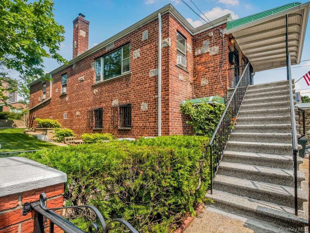 6003 Tyndall Avenue, New York, NY, 3 Bedrooms Bedrooms, 8 Rooms Rooms,1 BathroomBathrooms,Residential,For Rent,Tyndall,0,1025050 6003 Tyndall Avenue, New York, NY, 3 Bedrooms Bedrooms, 8 Rooms Rooms,1 BathroomBathrooms,Residential,For Rent,Tyndall,0,1025050