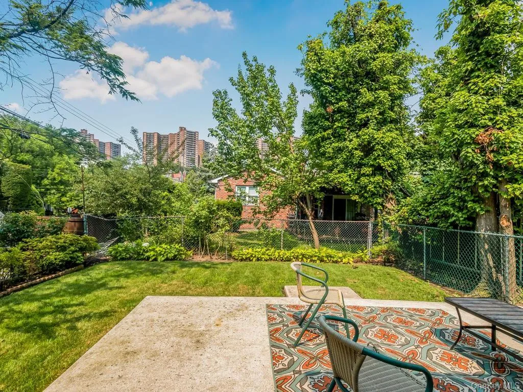 6003 Tyndall Avenue, New York, NY, 3 Bedrooms Bedrooms, 8 Rooms Rooms,1 BathroomBathrooms,Residential,For Rent,Tyndall,0,1025050 6003 Tyndall Avenue, New York, NY, 3 Bedrooms Bedrooms, 8 Rooms Rooms,1 BathroomBathrooms,Residential,For Rent,Tyndall,0,1025050