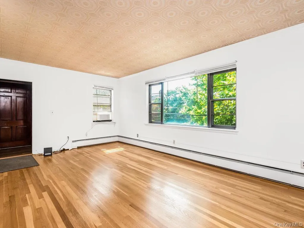6003 Tyndall Avenue, New York, NY, 3 Bedrooms Bedrooms, 8 Rooms Rooms,1 BathroomBathrooms,Residential,For Rent,Tyndall,0,1025050 6003 Tyndall Avenue, New York, NY, 3 Bedrooms Bedrooms, 8 Rooms Rooms,1 BathroomBathrooms,Residential,For Rent,Tyndall,0,1025050