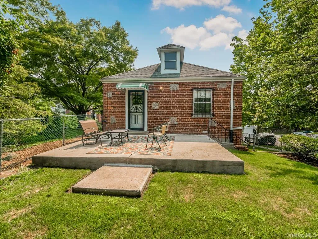6003 Tyndall Avenue, New York, NY, 3 Bedrooms Bedrooms, 8 Rooms Rooms,1 BathroomBathrooms,Residential,For Rent,Tyndall,0,1025050 6003 Tyndall Avenue, New York, NY, 3 Bedrooms Bedrooms, 8 Rooms Rooms,1 BathroomBathrooms,Residential,For Rent,Tyndall,0,1025050