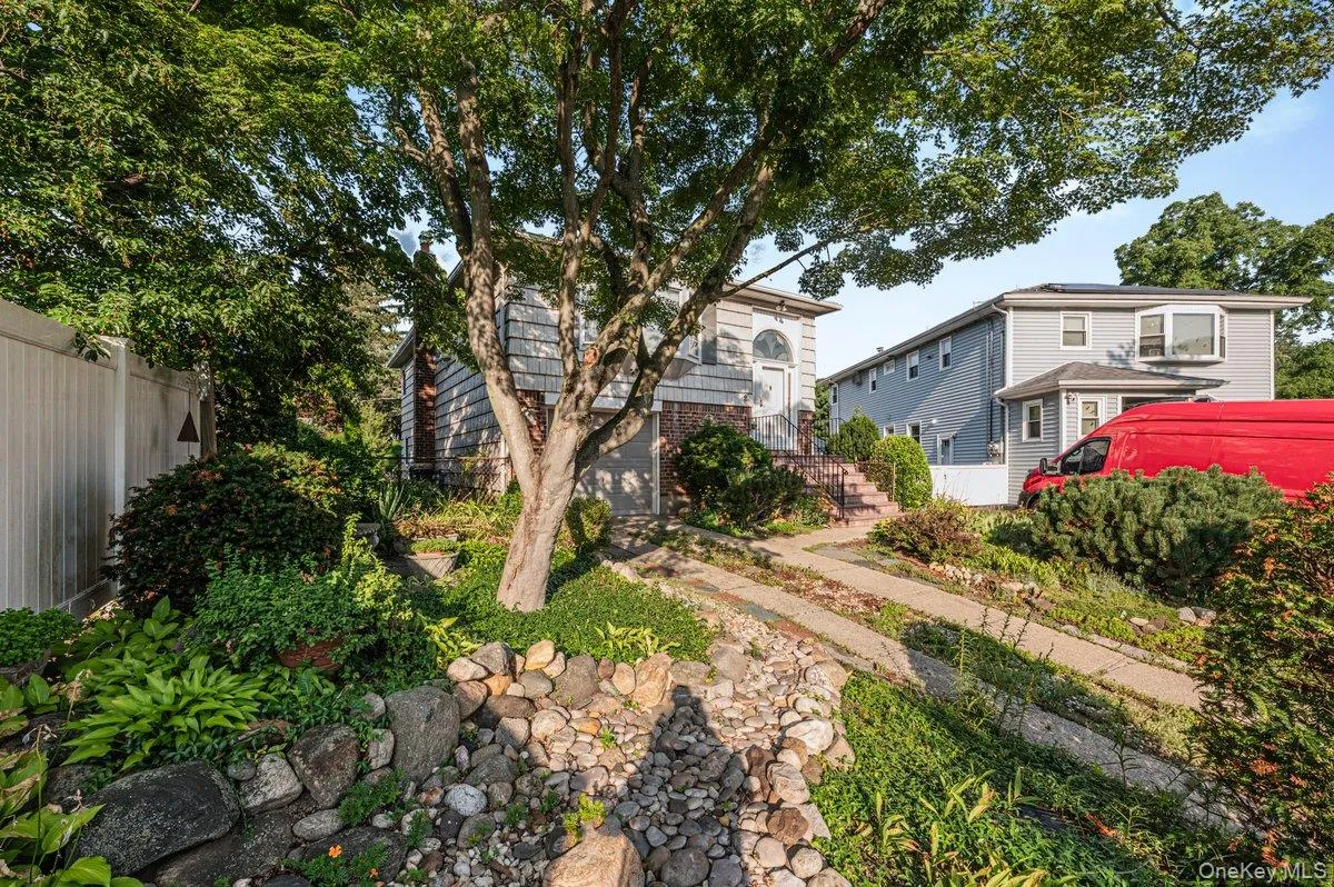 2 Atlas Court, North Hempstead, NY, 4 Bedrooms Bedrooms, 6 Rooms Rooms,1 BathroomBathrooms,Residential,For Rent,Atlas,0,1025084 2 Atlas Court, North Hempstead, NY, 4 Bedrooms Bedrooms, 6 Rooms Rooms,1 BathroomBathrooms,Residential,For Rent,Atlas,0,1025084