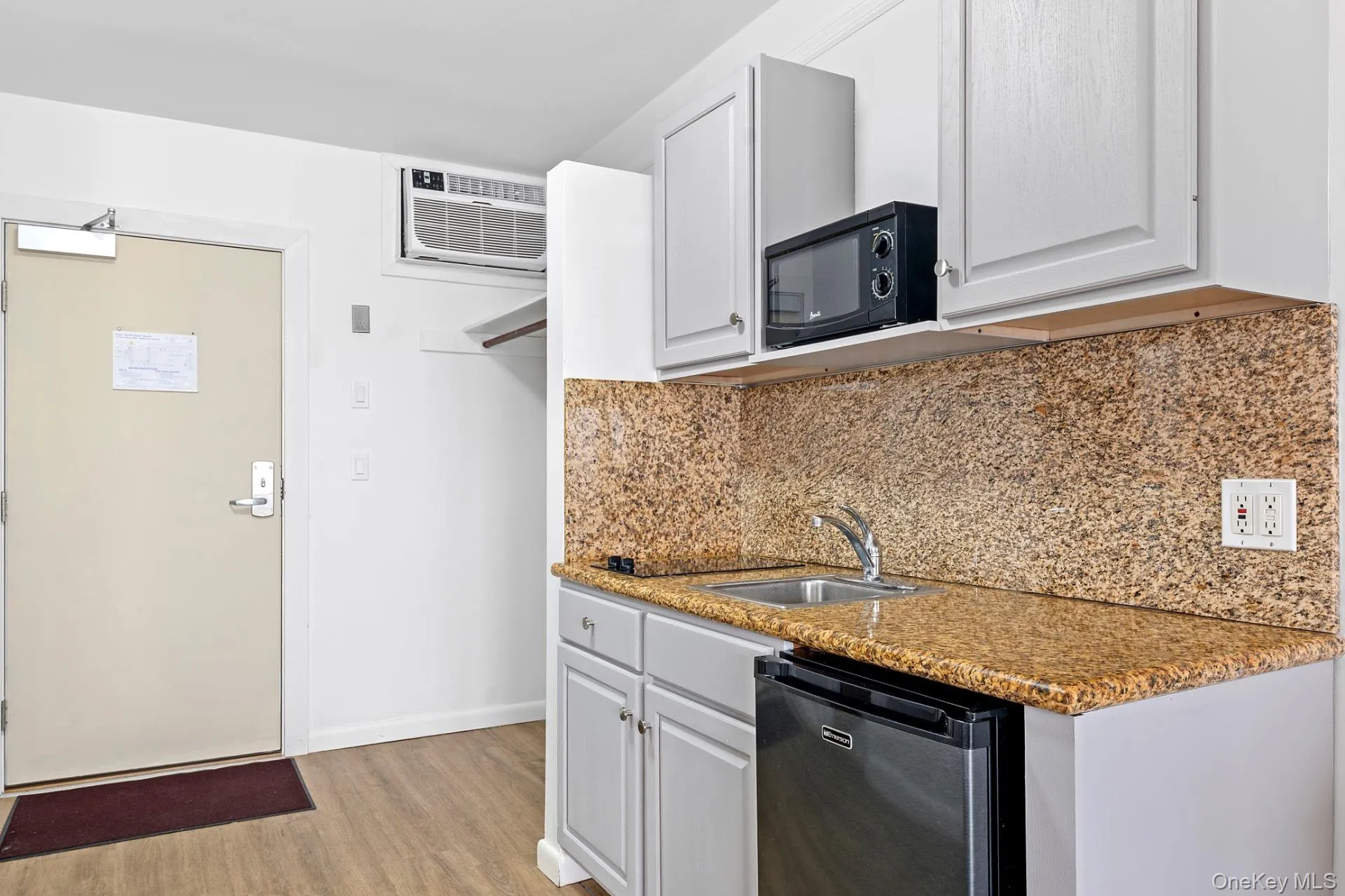 126 Emerson Avenue, East Hampton, NY, 1 Bedroom Bedrooms, 2 Rooms Rooms,1 BathroomBathrooms,Residential,For Rent,Emerson,0,1025101 126 Emerson Avenue, East Hampton, NY, 1 Bedroom Bedrooms, 2 Rooms Rooms,1 BathroomBathrooms,Residential,For Rent,Emerson,0,1025101