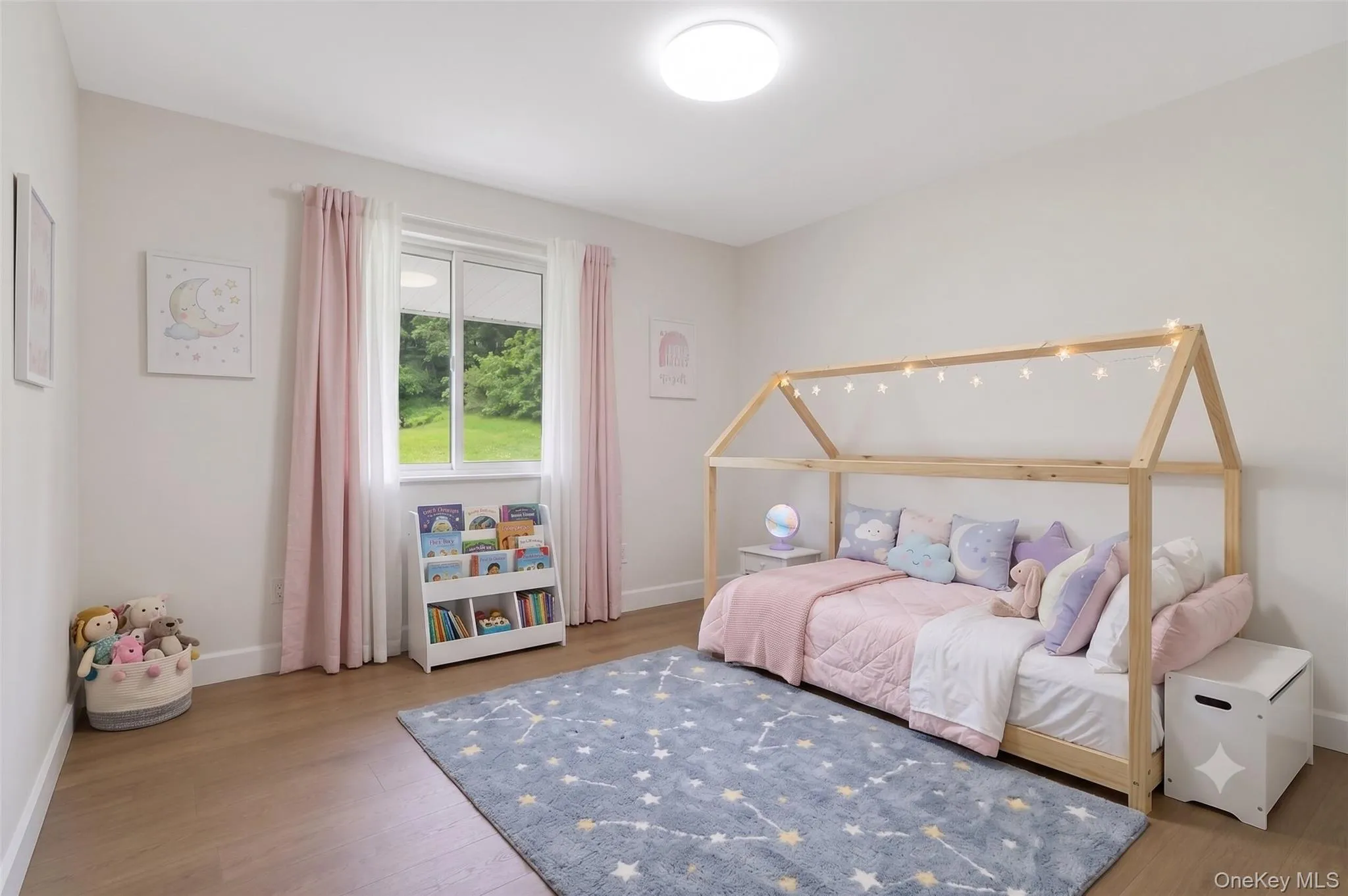 Virtually staged bedroom 3: Anicely sized bedroom offering acozy feel, generousfunctionality, and the perfectspace to personalize. Virtually staged bedroom 3: Anicely sized bedroom offering acozy feel, generousfunctionality, and the perfectspace to personalize.