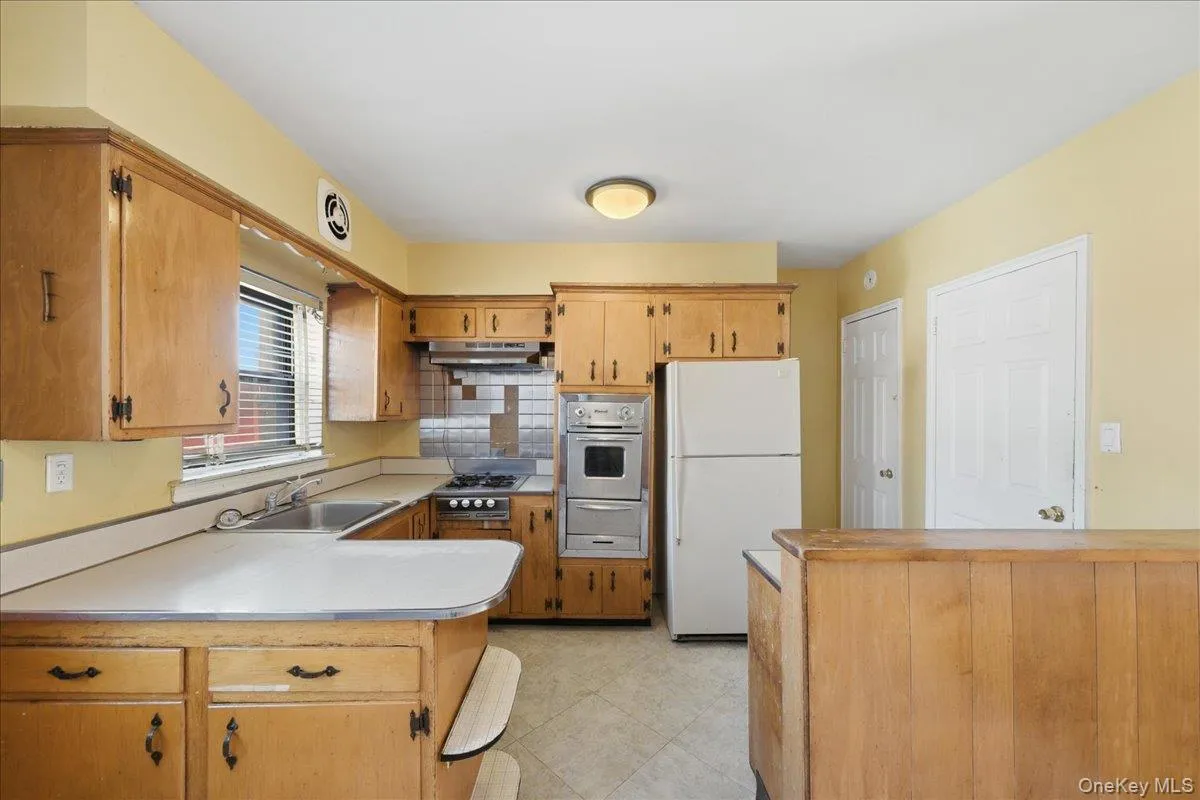 3310 Gunther Avenue, New York, NY, 3 Bedrooms Bedrooms, 6 Rooms Rooms,2 BathroomsBathrooms,Residential,For Rent,Gunther,0,1025142 3310 Gunther Avenue, New York, NY, 3 Bedrooms Bedrooms, 6 Rooms Rooms,2 BathroomsBathrooms,Residential,For Rent,Gunther,0,1025142
