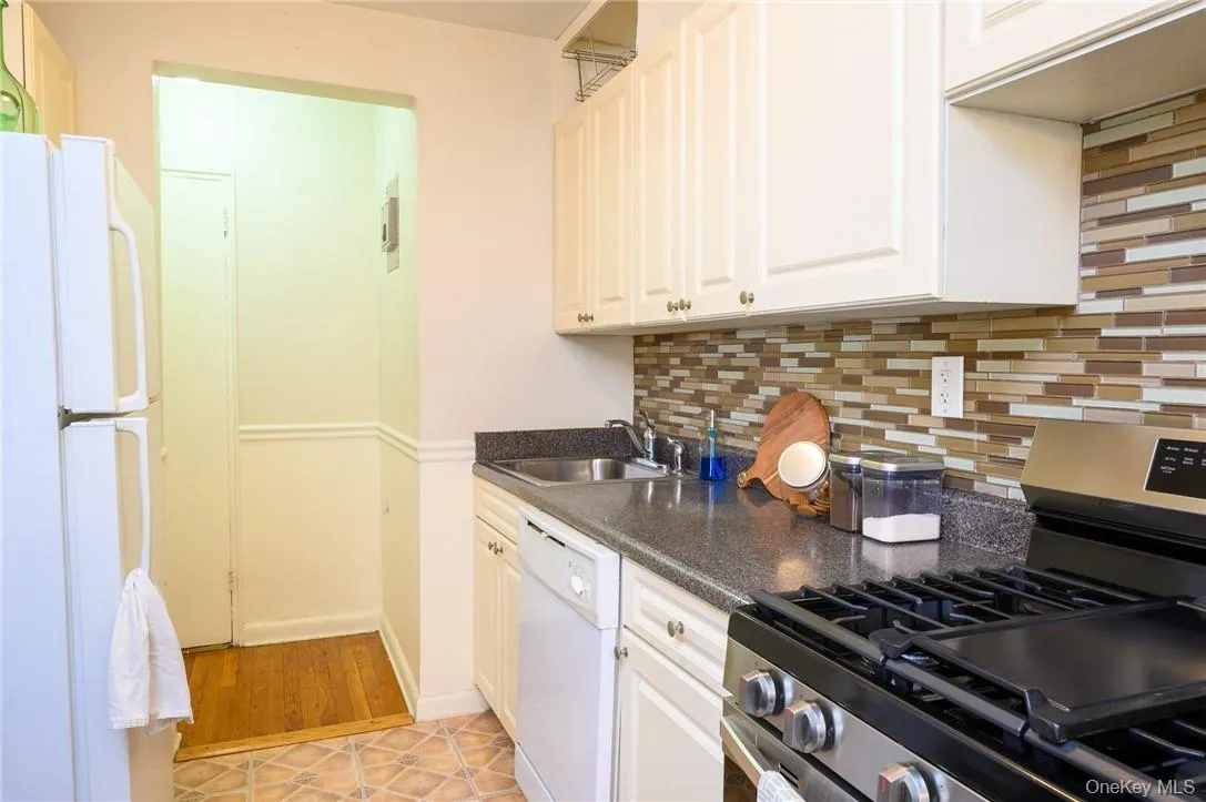 4 Sadore Lane, Yonkers, NY, 1 Bedroom Bedrooms, 3 Rooms Rooms,1 BathroomBathrooms,Residential Lease,For Rent,Sadore,0,1025149 4 Sadore Lane, Yonkers, NY, 1 Bedroom Bedrooms, 3 Rooms Rooms,1 BathroomBathrooms,Residential Lease,For Rent,Sadore,0,1025149