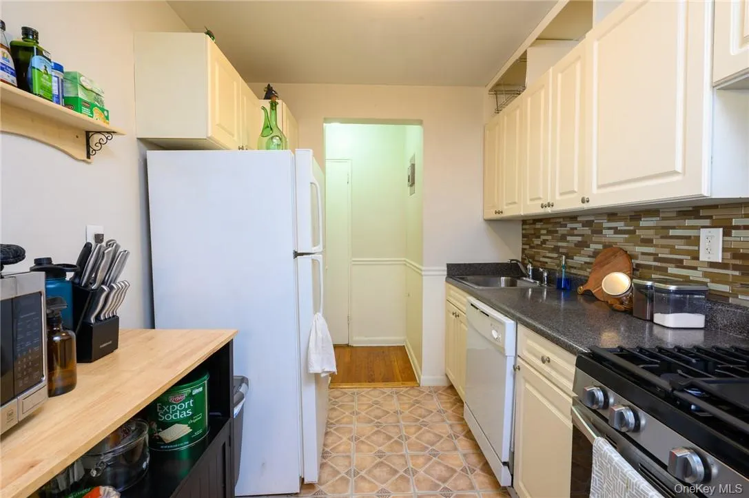 4 Sadore Lane, Yonkers, NY, 1 Bedroom Bedrooms, 3 Rooms Rooms,1 BathroomBathrooms,Residential Lease,For Rent,Sadore,0,1025149 4 Sadore Lane, Yonkers, NY, 1 Bedroom Bedrooms, 3 Rooms Rooms,1 BathroomBathrooms,Residential Lease,For Rent,Sadore,0,1025149