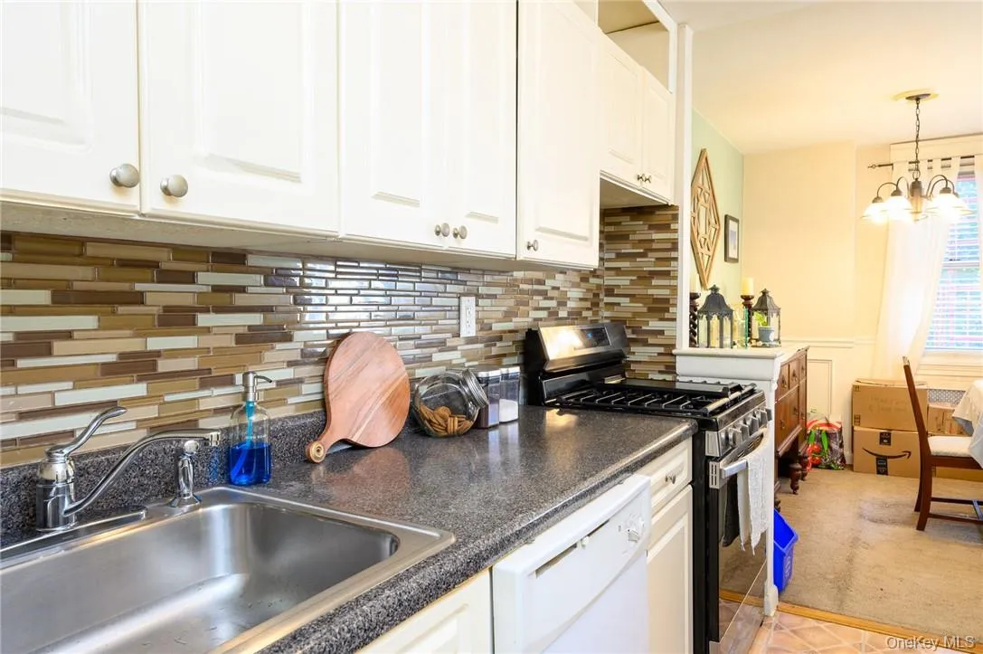 4 Sadore Lane, Yonkers, NY, 1 Bedroom Bedrooms, 3 Rooms Rooms,1 BathroomBathrooms,Residential Lease,For Rent,Sadore,0,1025149 4 Sadore Lane, Yonkers, NY, 1 Bedroom Bedrooms, 3 Rooms Rooms,1 BathroomBathrooms,Residential Lease,For Rent,Sadore,0,1025149