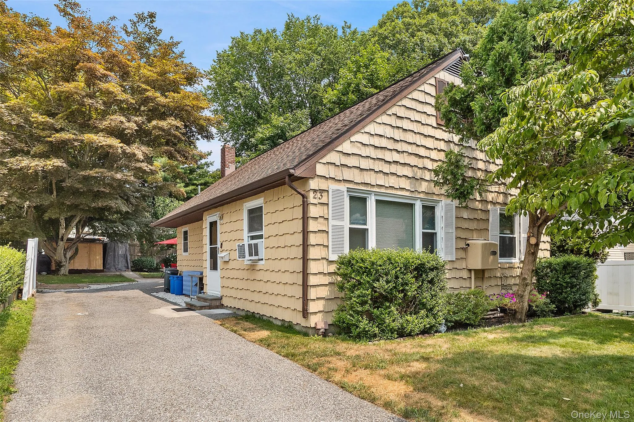 Nicely landscaped both in the front yard and backyard Nicely landscaped both in the front yard and backyard