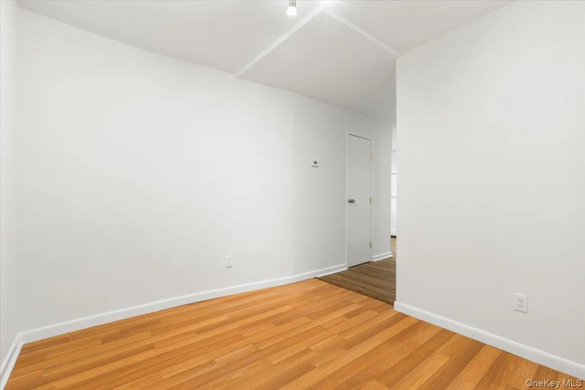 Second room can be used as guest room< office, or exercise space. Second room can be used as guest room< office, or exercise space.