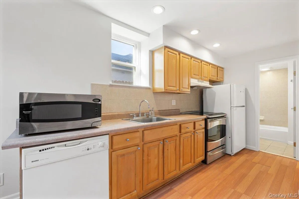 Kitchen has in induction stove, microwave, dishwasher and refrigerator. Kitchen has in induction stove, microwave, dishwasher and refrigerator.