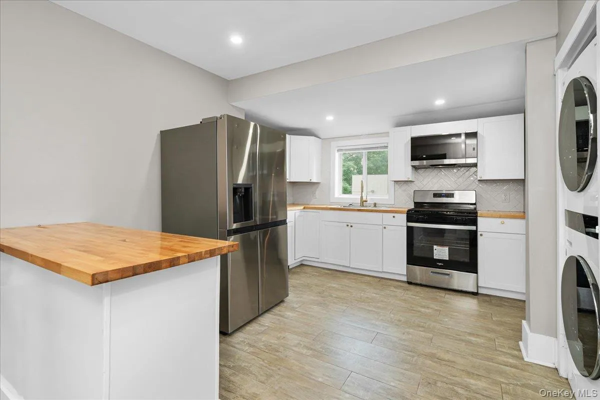 453 Route 17M, Middletown, NY, 3 Bedrooms Bedrooms, 6 Rooms Rooms,1 BathroomBathrooms,Residential Lease,For Rent,Route 17M,0,1025204 453 Route 17M, Middletown, NY, 3 Bedrooms Bedrooms, 6 Rooms Rooms,1 BathroomBathrooms,Residential Lease,For Rent,Route 17M,0,1025204