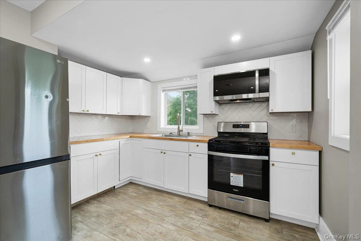 453 Route 17M, Middletown, NY, 3 Bedrooms Bedrooms, 6 Rooms Rooms,1 BathroomBathrooms,Residential Lease,For Rent,Route 17M,0,1025204 453 Route 17M, Middletown, NY, 3 Bedrooms Bedrooms, 6 Rooms Rooms,1 BathroomBathrooms,Residential Lease,For Rent,Route 17M,0,1025204