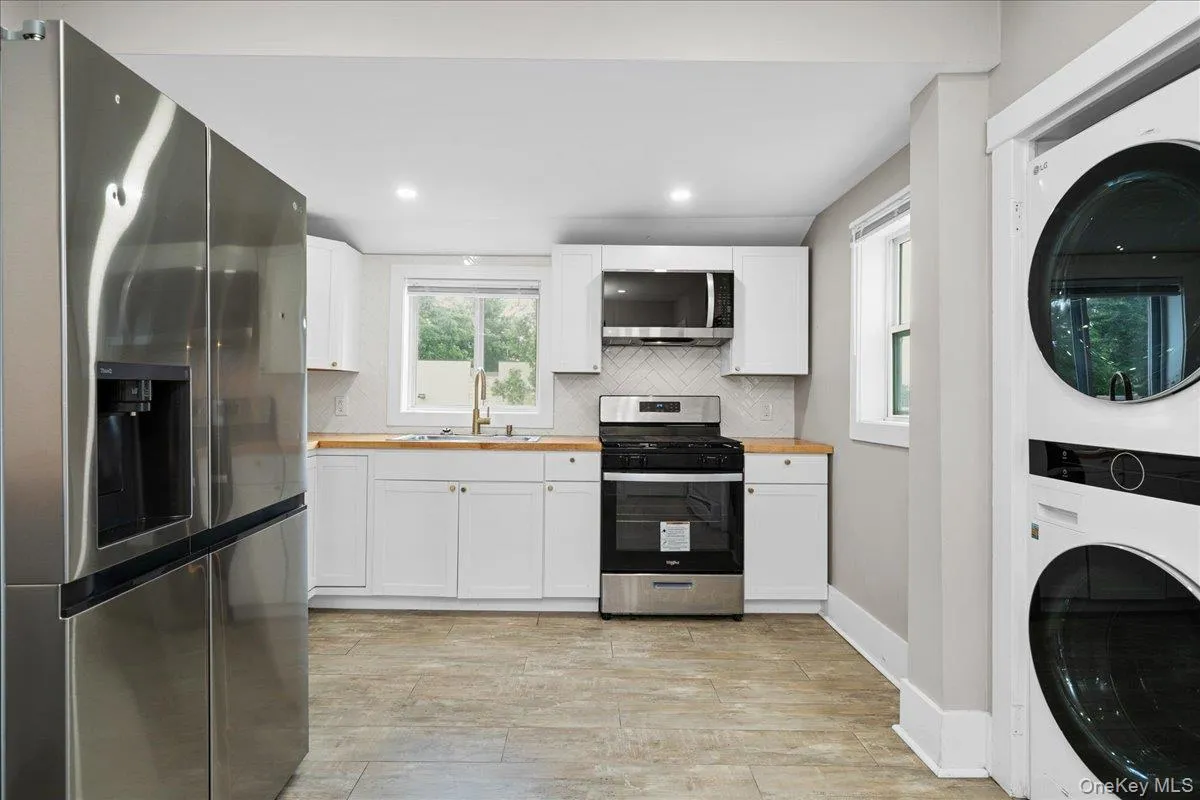 453 Route 17M, Middletown, NY, 3 Bedrooms Bedrooms, 6 Rooms Rooms,1 BathroomBathrooms,Residential Lease,For Rent,Route 17M,0,1025204 453 Route 17M, Middletown, NY, 3 Bedrooms Bedrooms, 6 Rooms Rooms,1 BathroomBathrooms,Residential Lease,For Rent,Route 17M,0,1025204