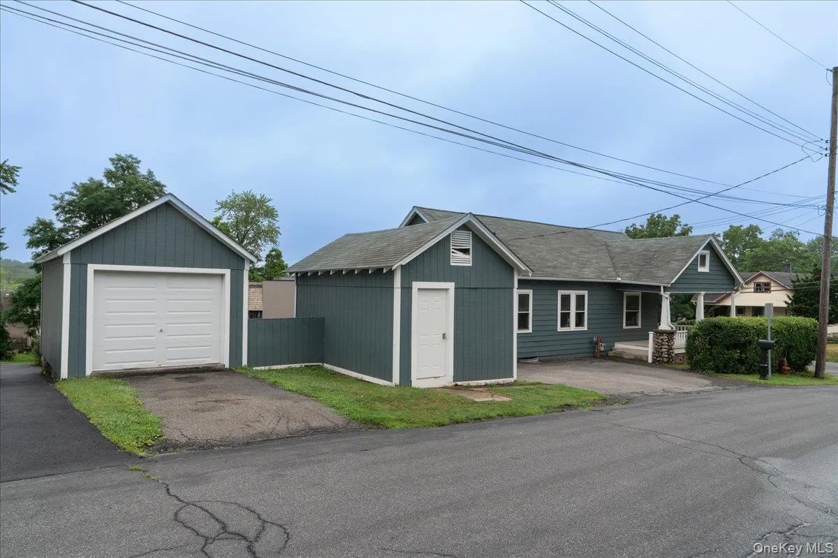 453 Route 17M, Middletown, NY, 3 Bedrooms Bedrooms, 6 Rooms Rooms,1 BathroomBathrooms,Residential Lease,For Rent,Route 17M,0,1025204 453 Route 17M, Middletown, NY, 3 Bedrooms Bedrooms, 6 Rooms Rooms,1 BathroomBathrooms,Residential Lease,For Rent,Route 17M,0,1025204