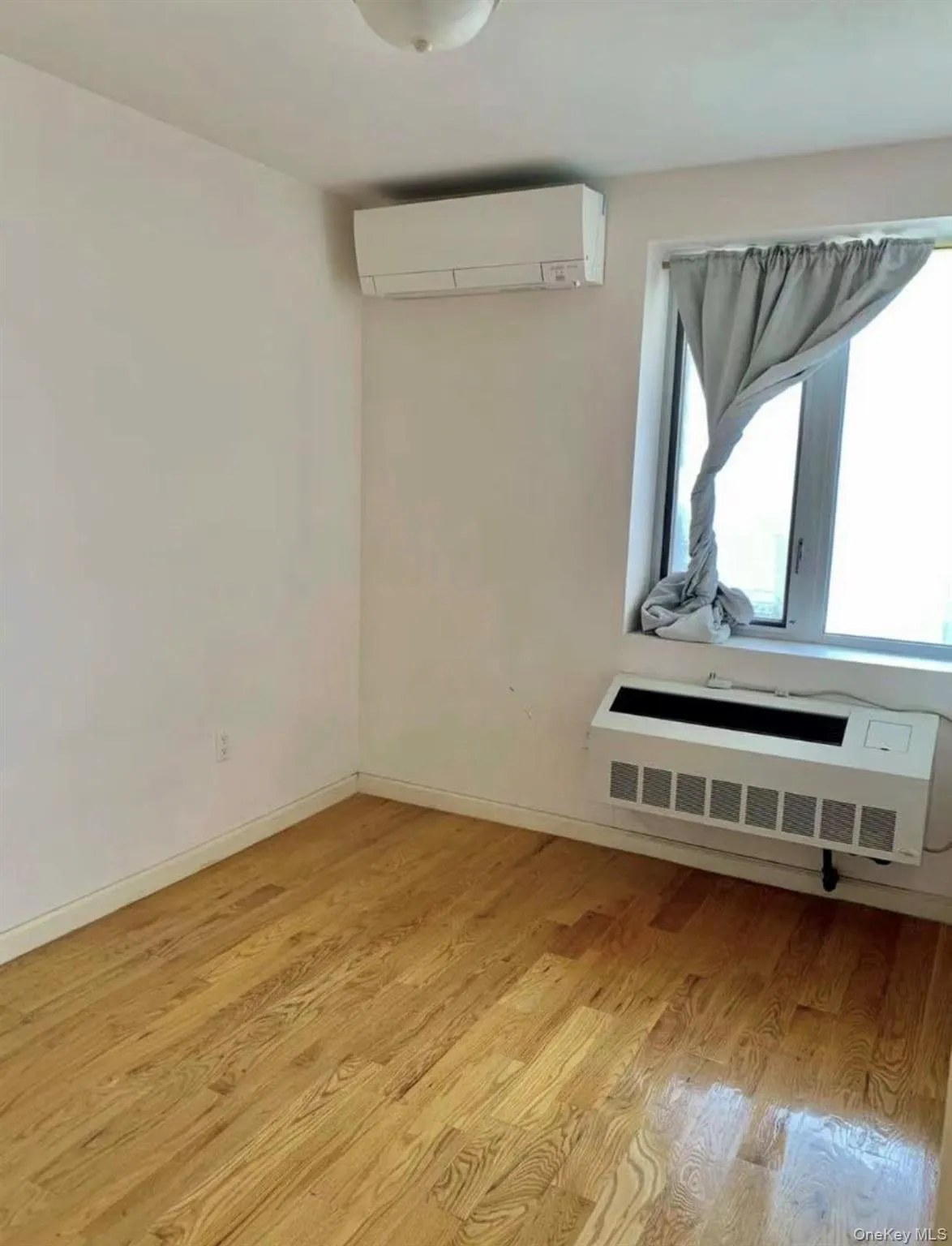 37-20 Prince Street, New York, NY, 2 Bedrooms Bedrooms, 4 Rooms Rooms,1 BathroomBathrooms,Residential,For Rent,Prince,0,1025213 37-20 Prince Street, New York, NY, 2 Bedrooms Bedrooms, 4 Rooms Rooms,1 BathroomBathrooms,Residential,For Rent,Prince,0,1025213