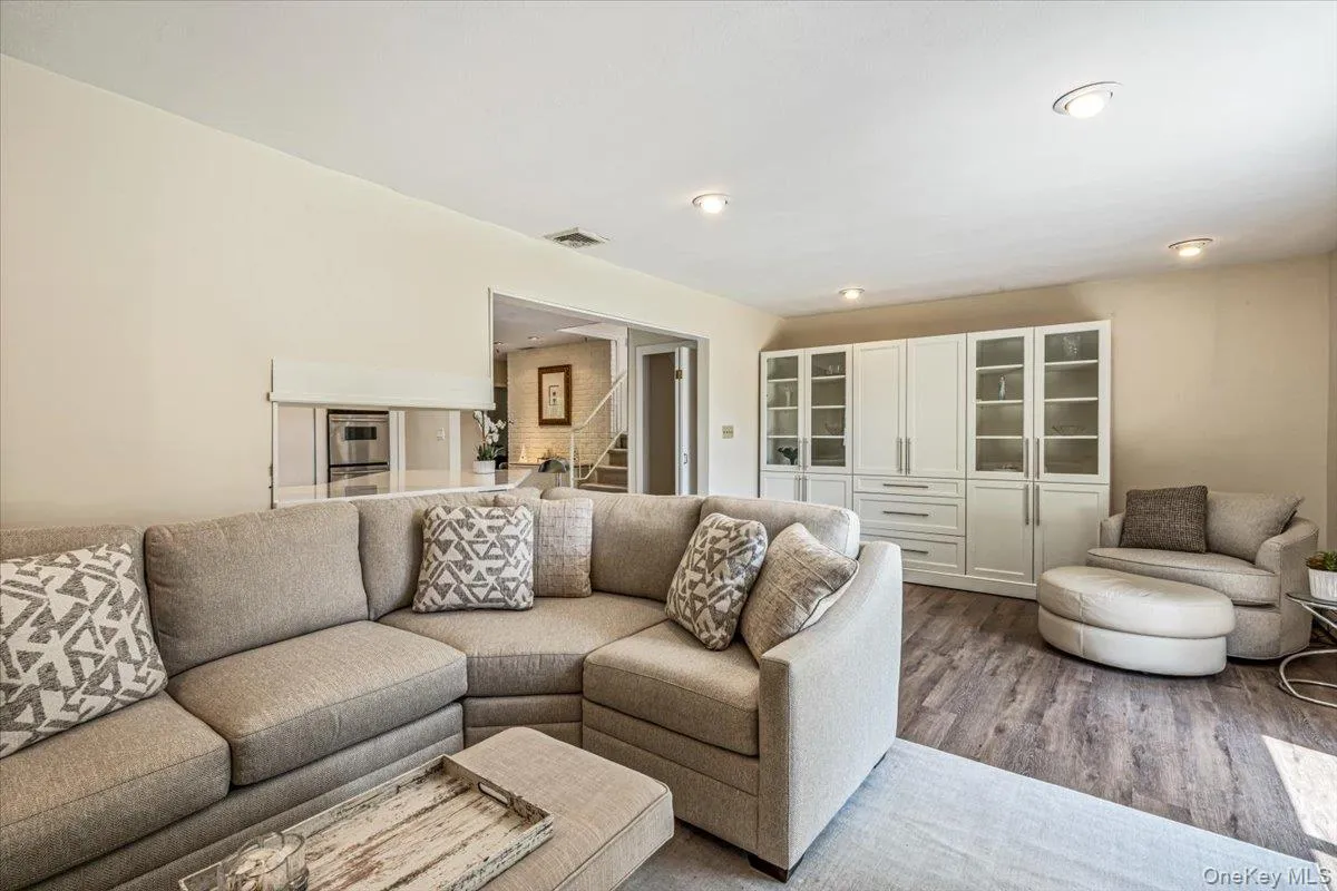 10 Clemson Lane, Oyster Bay, NY, 5 Bedrooms Bedrooms, 12 Rooms Rooms,3 BathroomsBathrooms,Residential,For Rent,Clemson,0,1025222 10 Clemson Lane, Oyster Bay, NY, 5 Bedrooms Bedrooms, 12 Rooms Rooms,3 BathroomsBathrooms,Residential,For Rent,Clemson,0,1025222