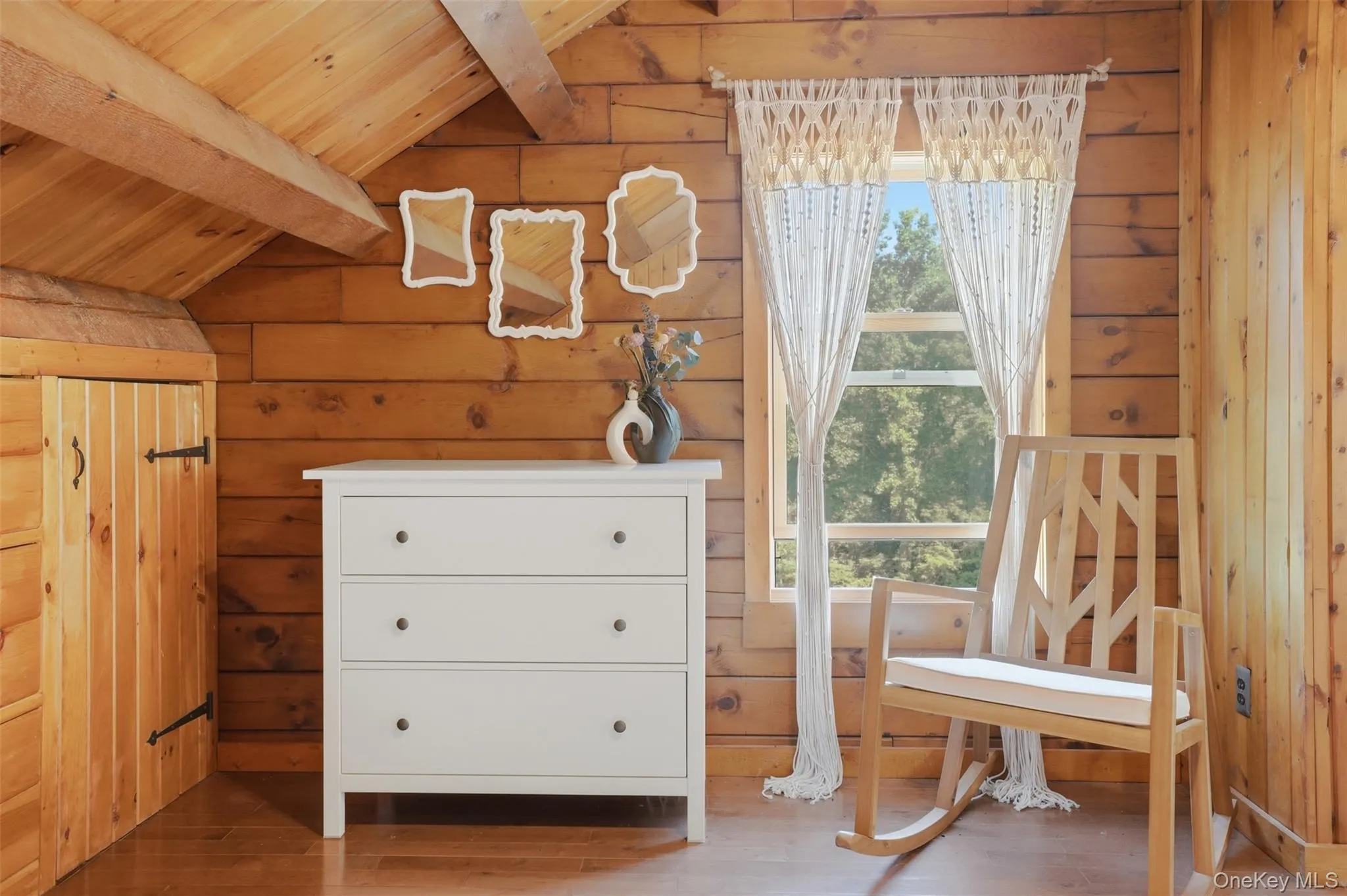 Spacious bedroom with walk-in closet. There is an abundance of warm and soothing energy in this gorgeous space. Spacious bedroom with walk-in closet. There is an abundance of warm and soothing energy in this gorgeous space.