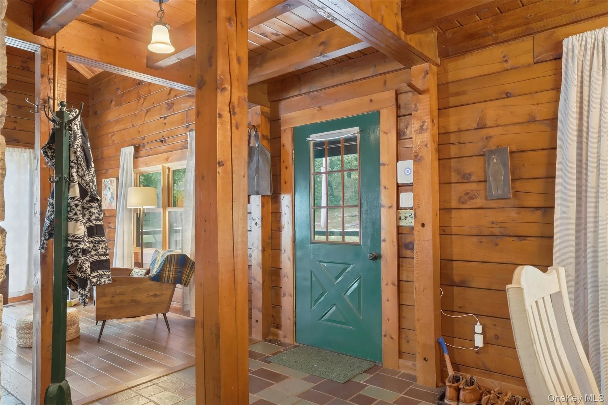 A warm and inviting entrance into your log home A warm and inviting entrance into your log home