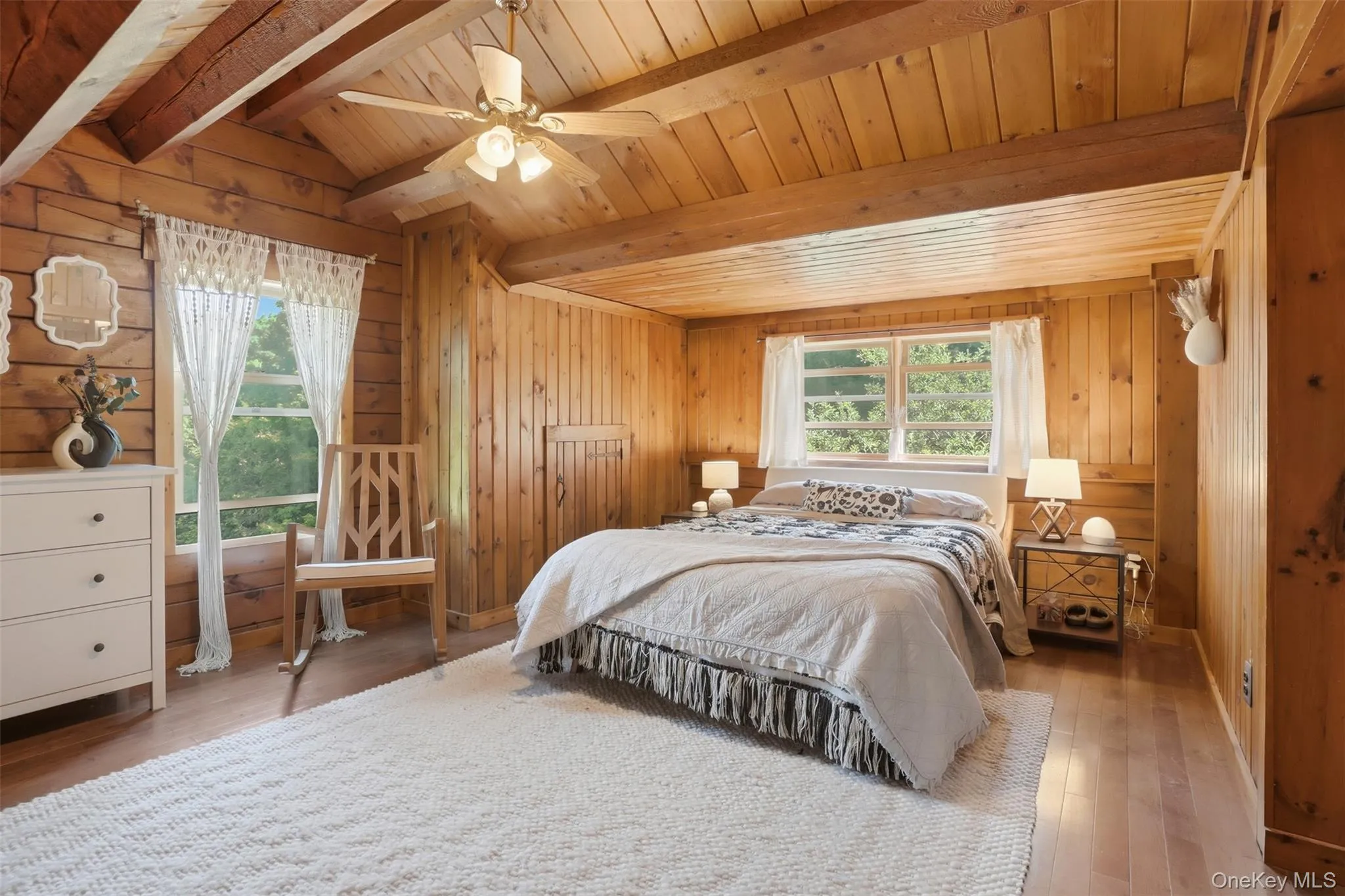 Spacious bedroom with walk-in closet. There is an abundance of warm and soothing energy in this gorgeous space. Spacious bedroom with walk-in closet. There is an abundance of warm and soothing energy in this gorgeous space.