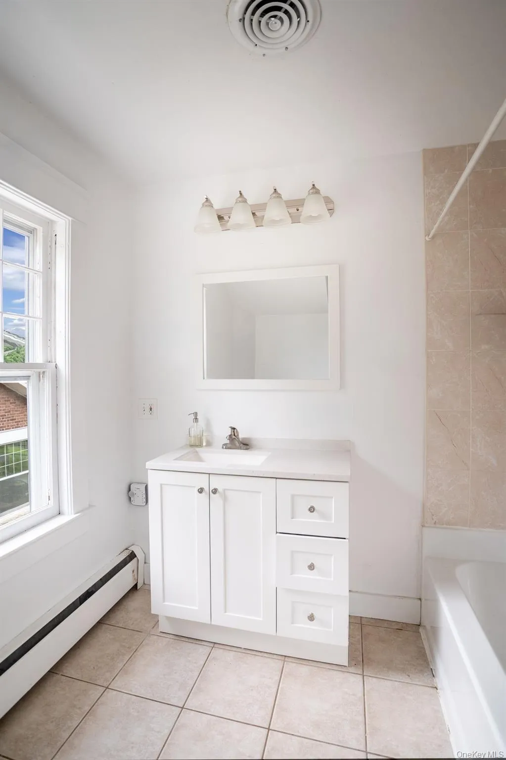 Full bathroom on 2nd floor. Full bathroom on 2nd floor.
